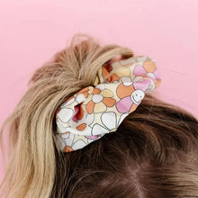 Load image into Gallery viewer, Happy Face Daisy Scruchie